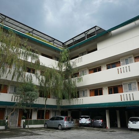 Reddoorz Plus @ Ciumbuleuit Area Bandung Exteriör bild